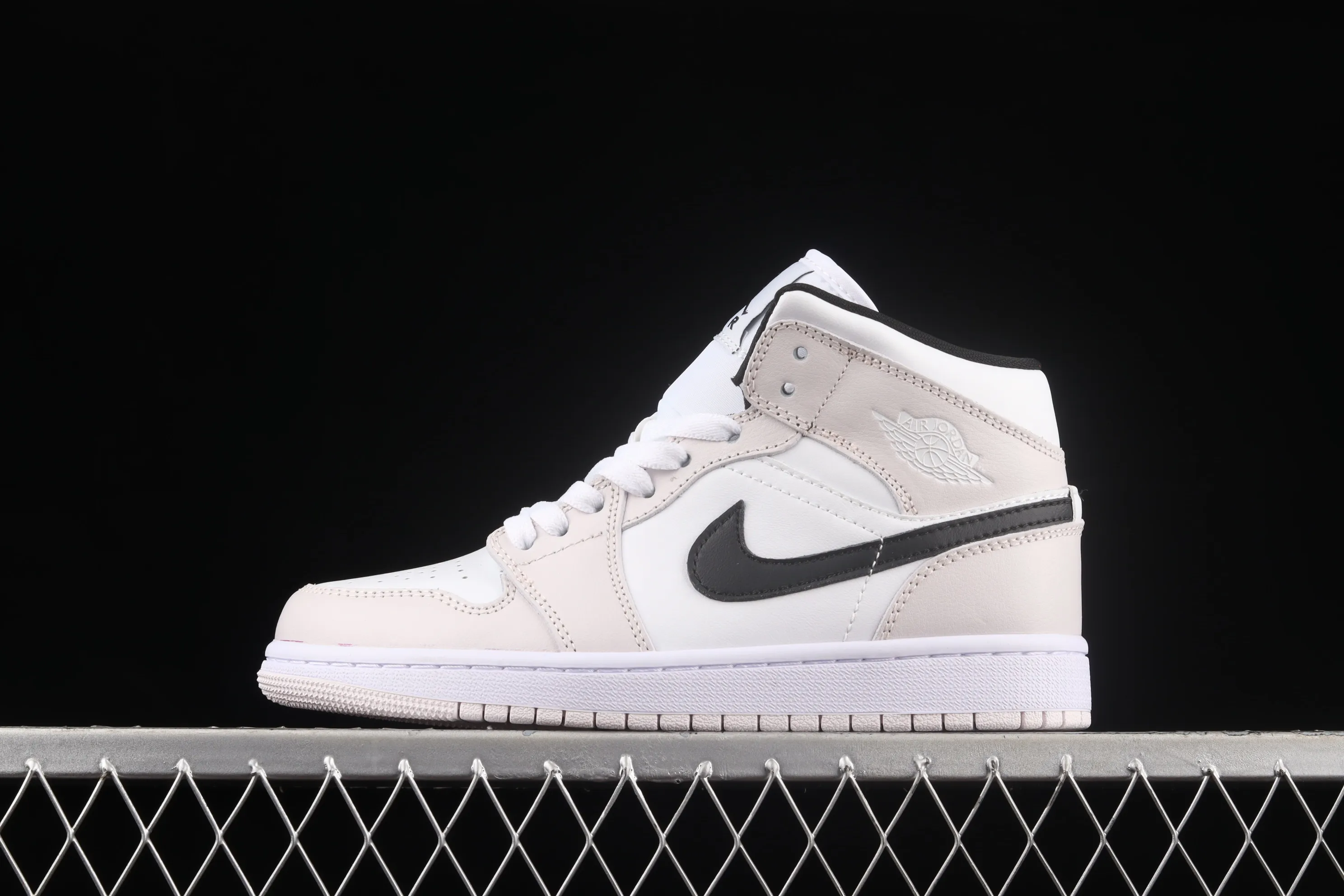 All categories Air Jordan Jordan series basketball shoes Air Jordan 1 Mid Different versions Air Jordan 1 Mid SE AJ1 Joe 1 white pink black hook Zhongbang basketball shoes BQ6472-500